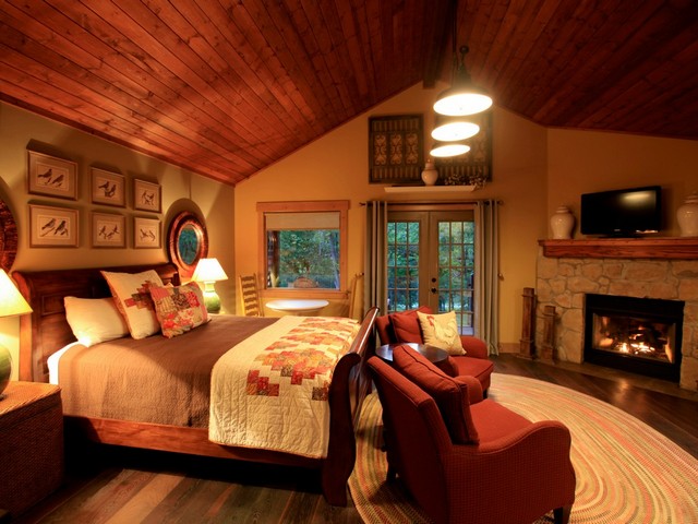Luxury Cabin with bed, stuffed chairs, TV and fireplace